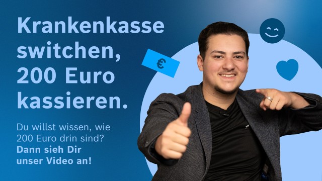 Junger Mann zeigt freudig einen Daumen nach oben.