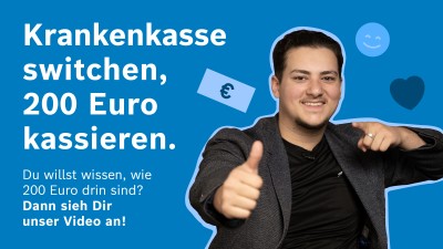 Junger Mann zeigt freudig einen Daumen nach oben.