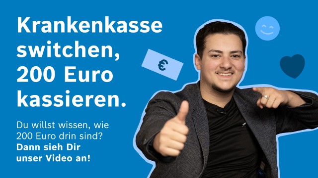 Junger Mann zeigt freudig einen Daumen nach oben.