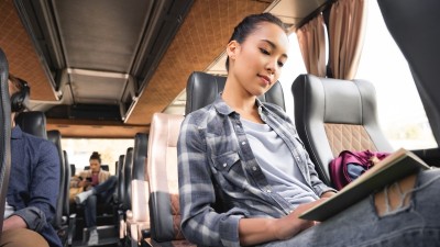 Frau in einem Reisebus