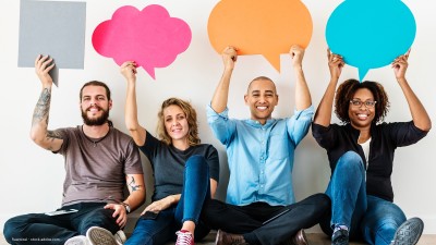 Personen mit Sprechblasen