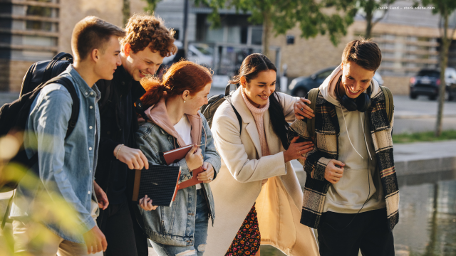 Junge Menschen, die lachen und reden