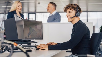Mann mit Headset im Büro
