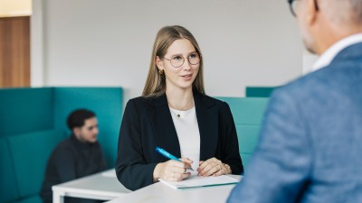 Personen unterhalten sich