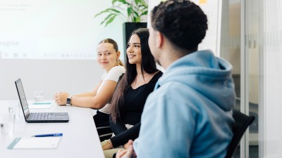 junge Menschen unterhalten sich.