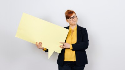 Frau mit gelber Sprechblase