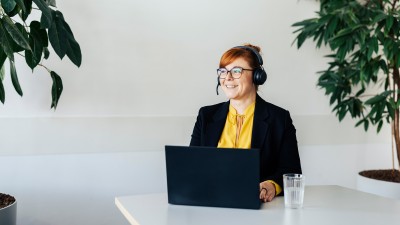 Frau mit Headset telefoniert