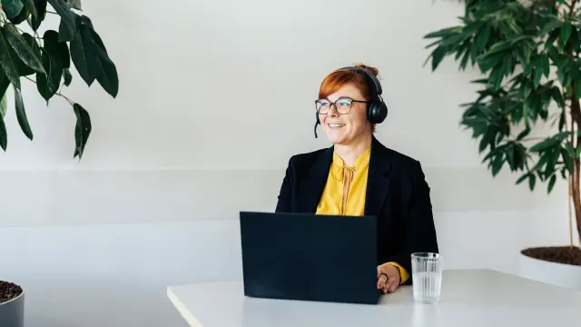 Frau mit Headset telefoniert