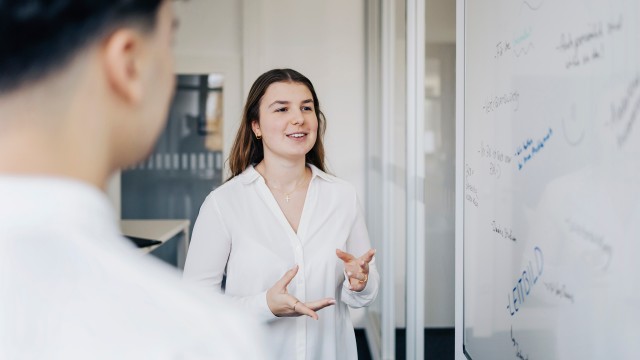 Frau und Mann unterhalten sich.