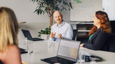 Drei Personen im Meeting. 