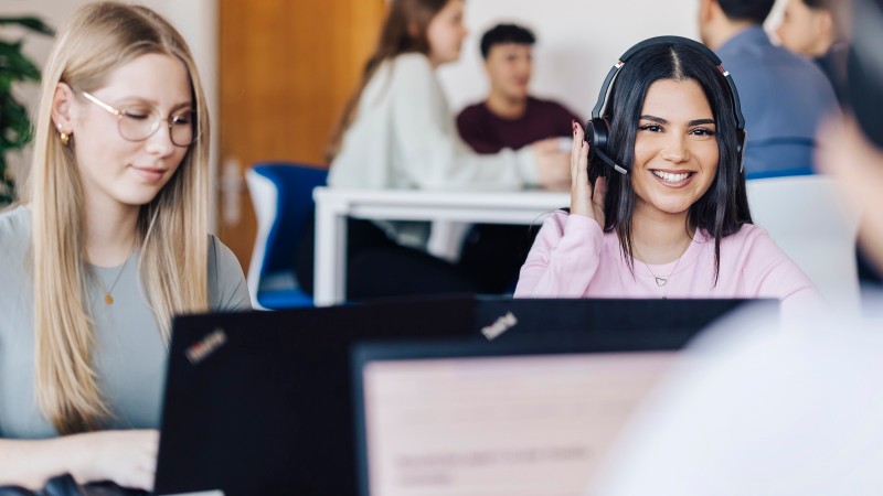 Frau mit Headset im Büro